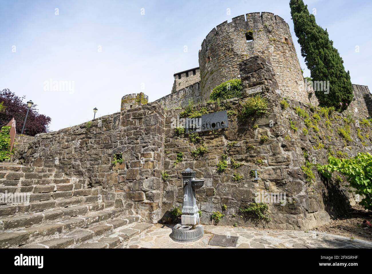 Gorizia, Italia. 21 maggio 2021. La vista panoramica del castello sulla collina nel centro della città Foto Stock