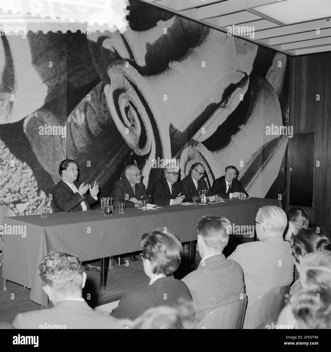 Serata del libro fiammingo sul club sociale RSG, 7 maggio 1957, Paesi Bassi, foto agenzia stampa del XX secolo, notizie da ricordare, documentario, fotografia storica 1945-1990, storie visive, Storia umana del XX secolo, che cattura momenti nel tempo Foto Stock