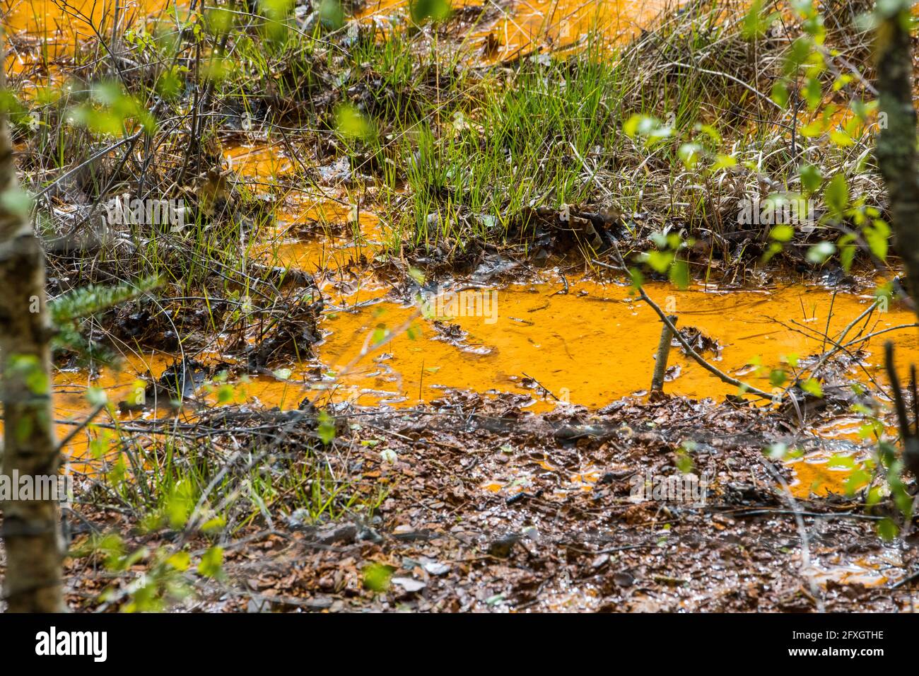 Inquinamento idrico in un fiume che scorre da una vecchia miniera di piombo disutilizzata in Galles dopo essere passato attraverso un impianto di trattamento delle acque Foto Stock