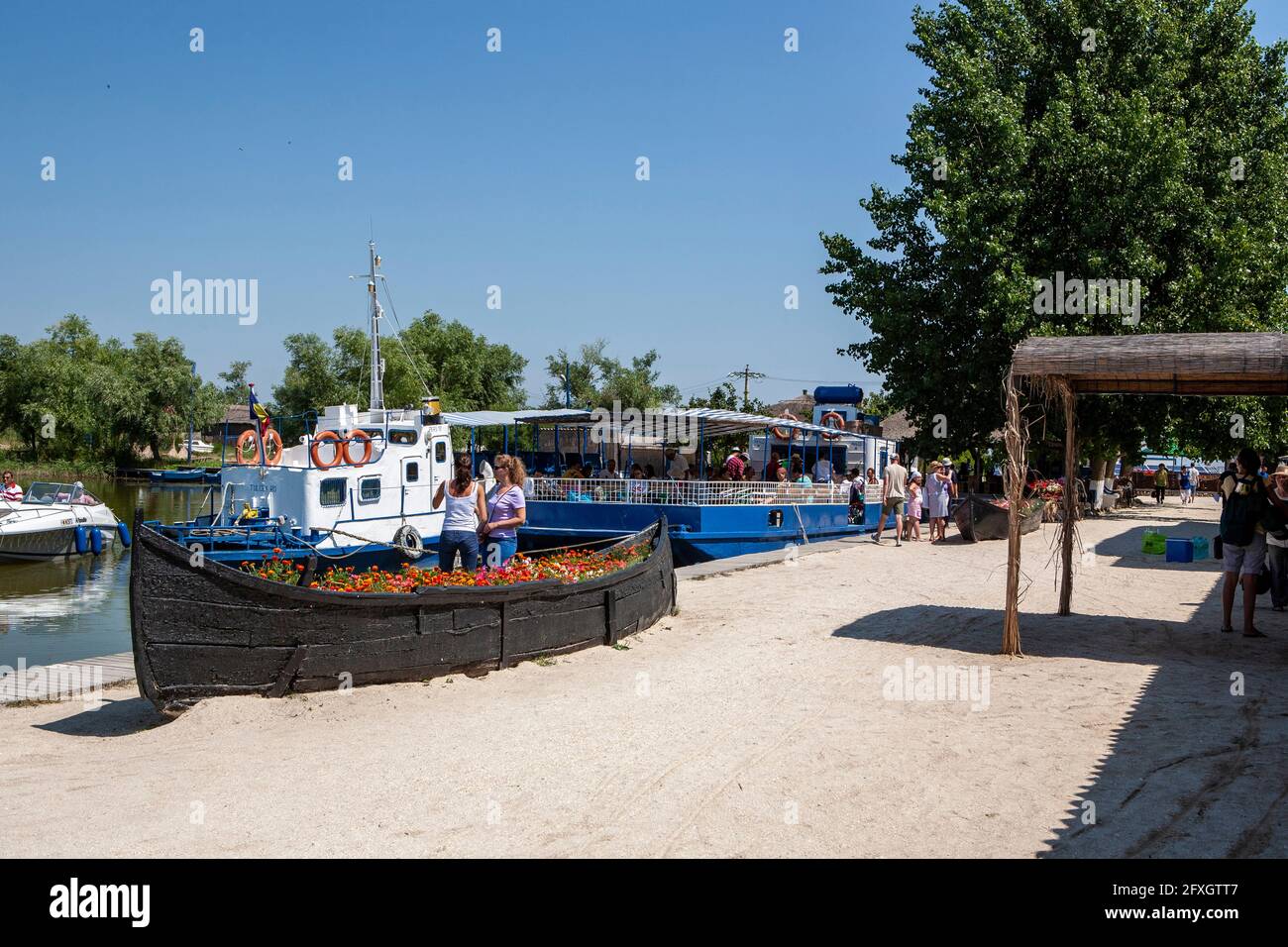 Gura Portitei villaggio, barca piena di fiori, Portita penisola a delta del Danubio, Europa orientale, Romania Foto Stock