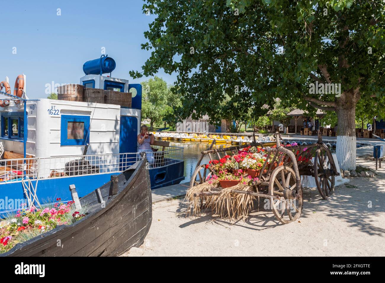Gura Portitei villaggio, barca piena di fiori, Portita penisola a delta del Danubio, Europa orientale, Romania Foto Stock