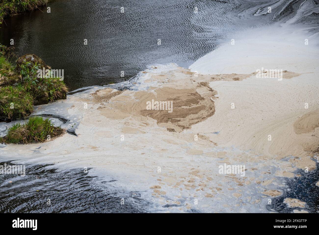 Inquinamento idrico in un fiume che scorre da una vecchia miniera di piombo disutilizzata in Galles dopo essere passato attraverso un impianto di trattamento delle acque Foto Stock
