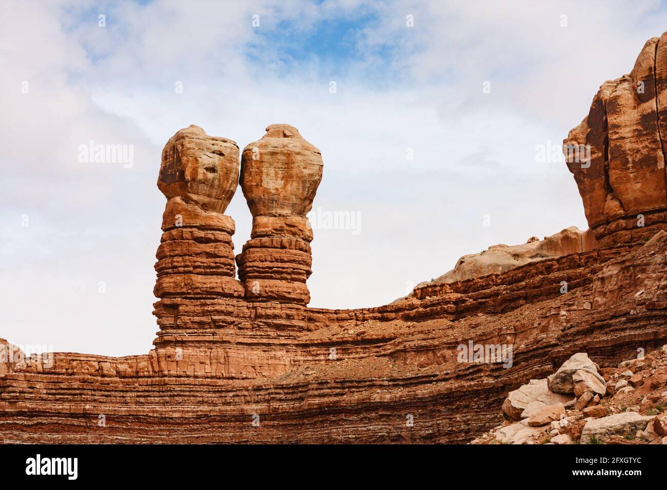 Il scogli gemelli di Bluff, è anche conosciuta come la Navajo gemelli, sotto un cielo blu con nuvole. La formazione di roccia ben mostra geologica degli strati di roccia, è Foto Stock