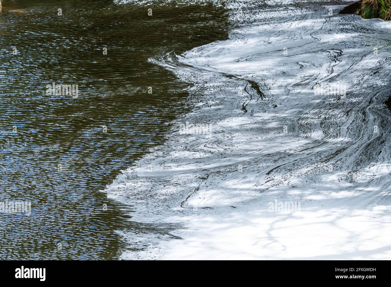 Inquinamento idrico in un fiume che scorre da una vecchia miniera di piombo disutilizzata in Galles dopo essere passato attraverso un impianto di trattamento delle acque Foto Stock