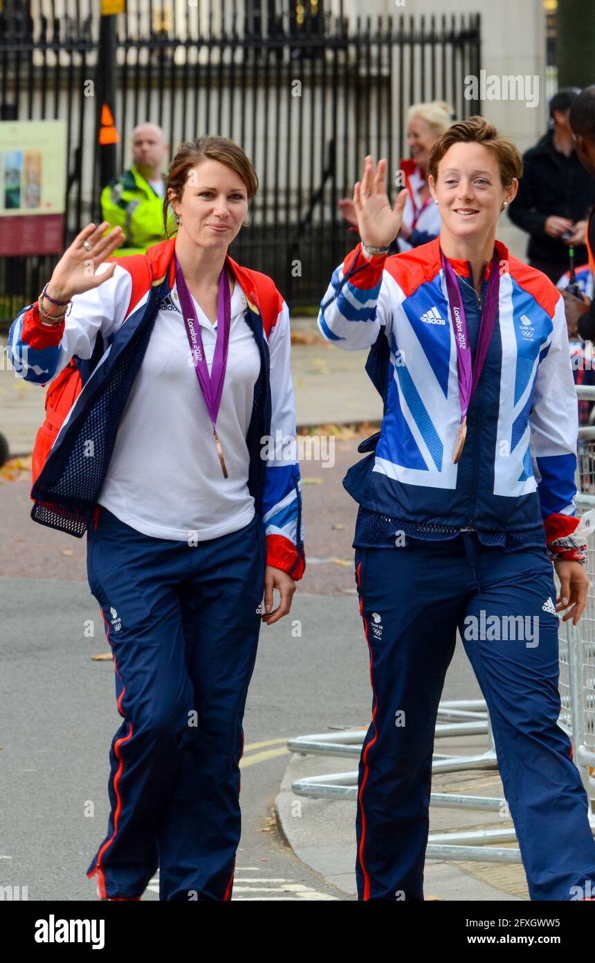 Anne Panter e Hannah Macleod Team GB Olympians lasciano Buckingham Palace dopo la sfilata della vittoria. I giocatori di hockey delle Olimpiadi di Londra 2012 Foto Stock
