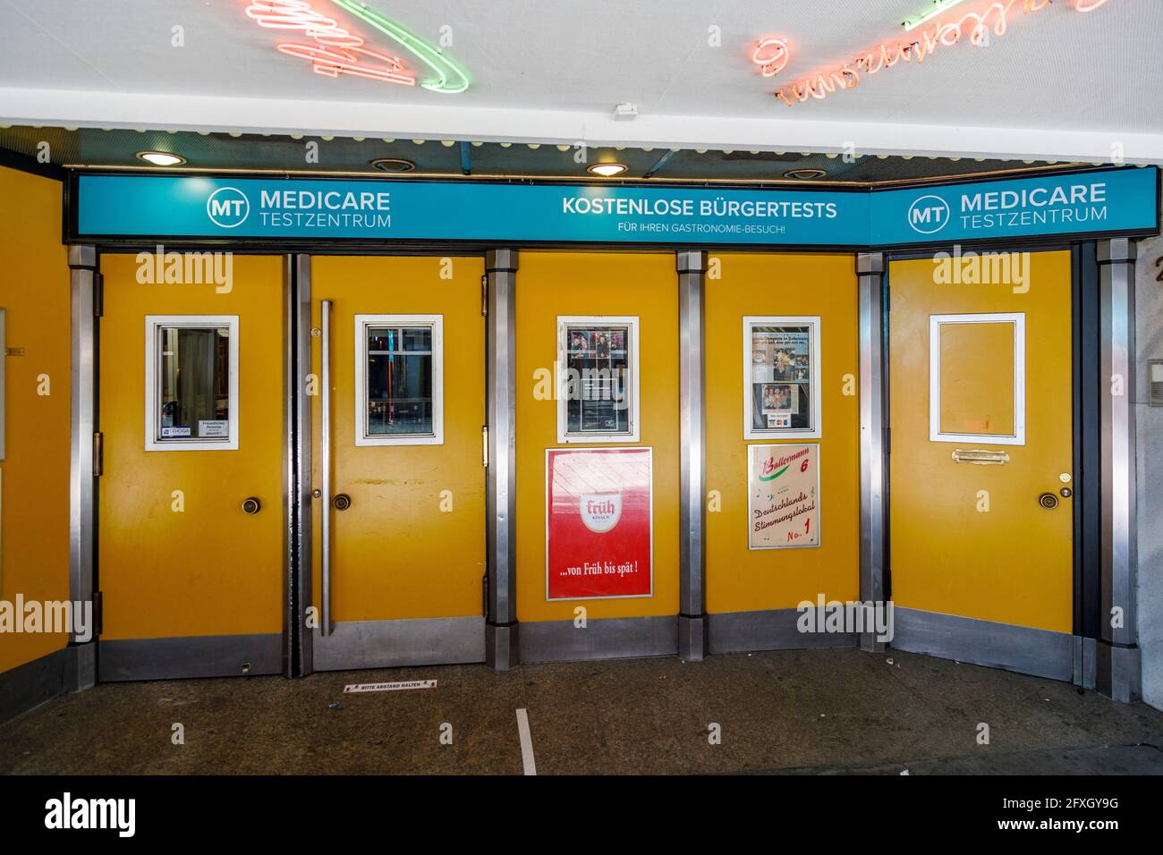 Centro di test per i test corona sulla Bolker Strasse party Mile nel centro storico di Dusseldorf Foto Stock