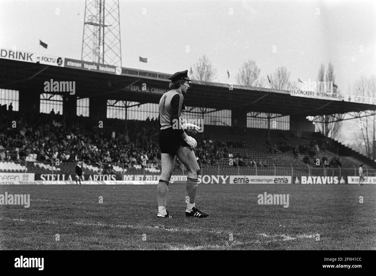 Soccer Ajax contro il FC Den Haag 2-0, il portiere dell'Aia Havenaar monta  un cappello gettato sul campo dalla folla, 5 aprile 1981, portiere, sport,  Calcio, Paesi Bassi, foto agenzia stampa del