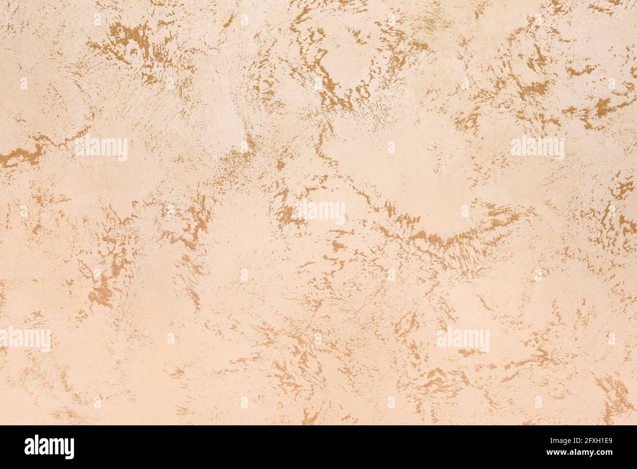 Parete beige con motivi marroni astratti come sfondo Foto Stock