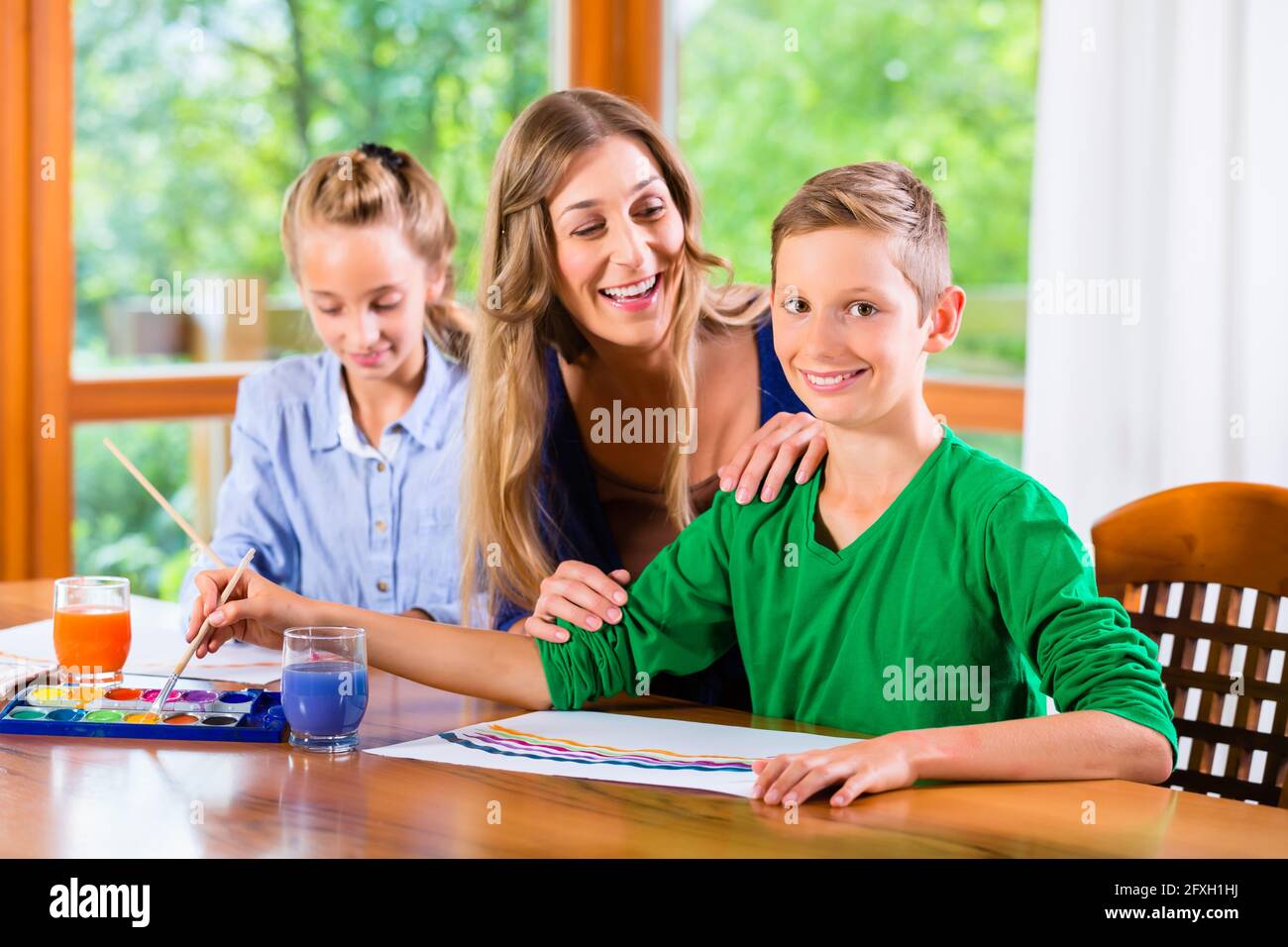 Madre con bambini pittura immagini con colori ad acqua Foto Stock