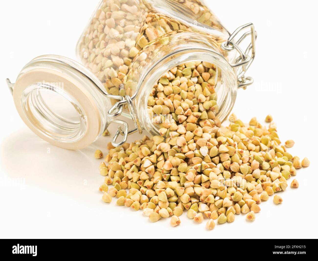 Materie verde Grano saraceno in banca isolati su sfondo bianco. Cibo sano e concetto di dieta Foto Stock