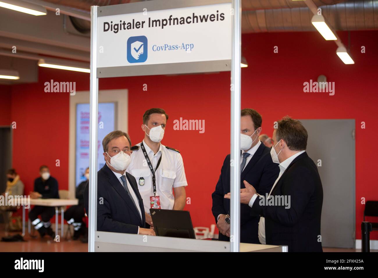Spiegazione del pass di vaccinazione digitale, da sinistra a destra Thomas TREMMEL, capo del centro di vaccinazione, Armin LASCHET, CDU, primo ministro della Renania settentrionale-Vestfalia Stephan KELLER, Signore sindaco della città di Duesseldorf, Stefan NOLLER, CXEO della società Ubrich, Il primo ministro Armin Laschet, che ha sviluppato un certificato di vaccinazione digitale, visita il centro di vaccinazione di Duesseldorf, il 26 maggio 2021. Foto Stock