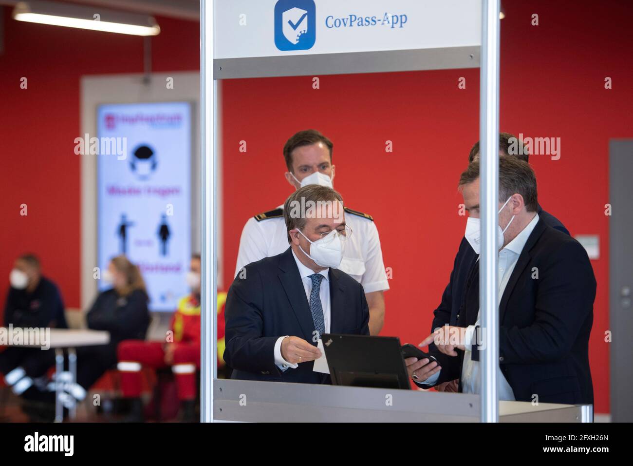 Spiegazione del pass di vaccinazione digitale, da sinistra a destra Thomas TREMMEL, capo del centro di vaccinazione, Armin LASCHET, CDU, primo ministro della Renania settentrionale-Vestfalia Stephan KELLER, Signore sindaco della città di Duesseldorf, Stefan NOLLER, CXEO della società Ubrich, Il primo ministro Armin Laschet, che ha sviluppato un certificato di vaccinazione digitale, visita il centro di vaccinazione di Duesseldorf, il 26 maggio 2021. Foto Stock