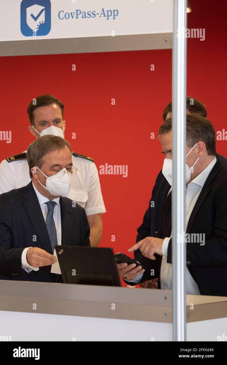 Spiegazione del pass di vaccinazione digitale, da sinistra a destra Thomas TREMMEL, capo del centro di vaccinazione, Armin LASCHET, CDU, primo ministro della Renania settentrionale-Vestfalia Stephan KELLER, Signore sindaco della città di Duesseldorf, Stefan NOLLER, CXEO della società Ubrich, Il primo ministro Armin Laschet, che ha sviluppato un certificato di vaccinazione digitale, visita il centro di vaccinazione di Duesseldorf, il 26 maggio 2021. Foto Stock