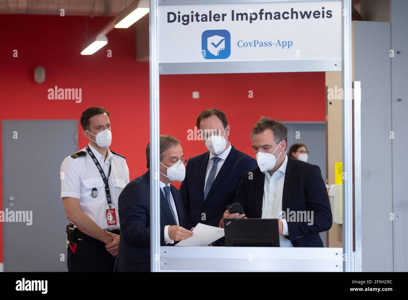 Spiegazione del pass di vaccinazione digitale, da sinistra a destra Thomas TREMMEL, capo del centro di vaccinazione, Armin LASCHET, CDU, primo ministro della Renania settentrionale-Vestfalia Stephan KELLER, Signore sindaco della città di Duesseldorf, Stefan NOLLER, CXEO della società Ubrich, Il primo ministro Armin Laschet, che ha sviluppato un certificato di vaccinazione digitale, visita il centro di vaccinazione di Duesseldorf, il 26 maggio 2021. Foto Stock