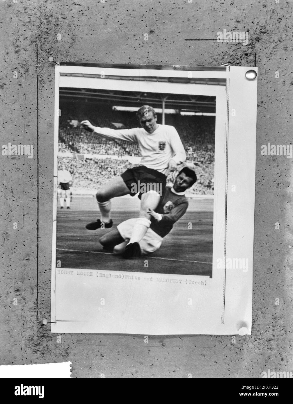 Calcio Inghilterra contro resto del mondo 2-1. Bobby Moore in duello con la metà sinistra Masopust, 23 ottobre 1963, duelli, sport, calcio, I Paesi Bassi, foto agenzia stampa del XX secolo, notizie da ricordare, documentario, fotografia storica 1945-1990, storie visive, Storia umana del XX secolo, che cattura momenti nel tempo Foto Stock