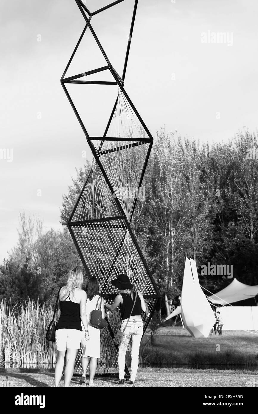 JOHANNESBURG, SUD AFRICA - 05 gennaio 2021: Johannesburg, Sud Africa - 10 2014 maggio: Persone che ammirano un pezzo d'arte al Nirox Sculpture Park Foto Stock