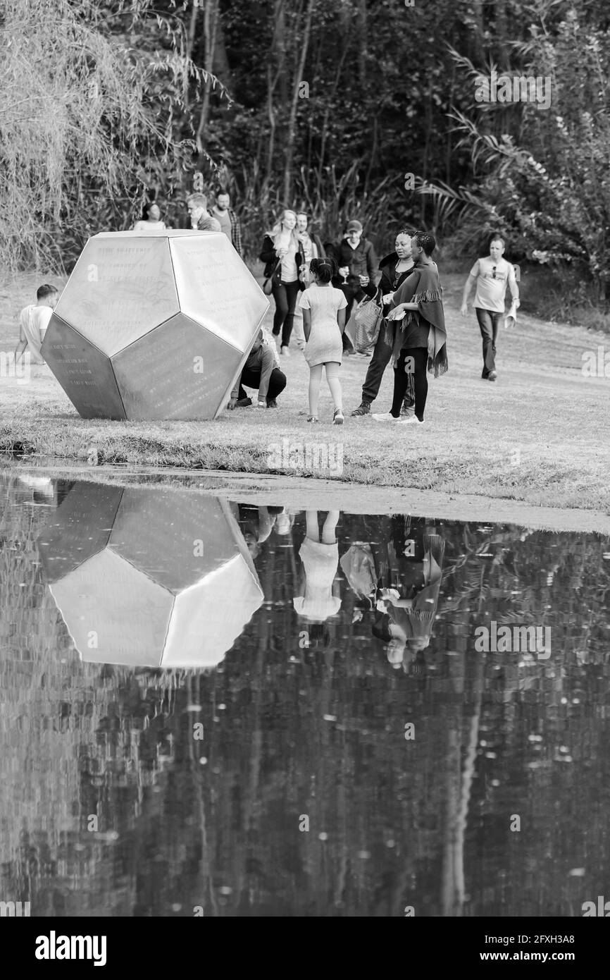 JOHANNESBURG, SUD AFRICA - 05 gennaio 2021: Johannesburg, Sud Africa - 12 2018 maggio: Persone che ammirano un pezzo d'arte al Nirox Sculpture Park Foto Stock