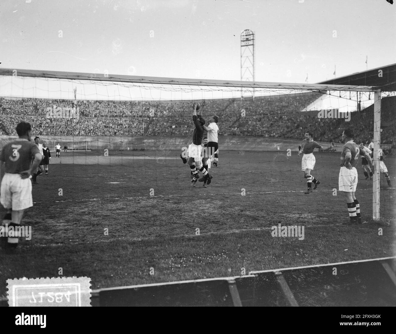 Calcio Nazionale olandese contro Chelsea 2-2, Wilkes punteggi equalizzatore, 11 maggio 1955, punteggio, Sport, calcio, Paesi Bassi, foto agenzia stampa del XX secolo, notizie da ricordare, documentario, fotografia storica 1945-1990, storie visive, Storia umana del XX secolo, che cattura momenti nel tempo Foto Stock