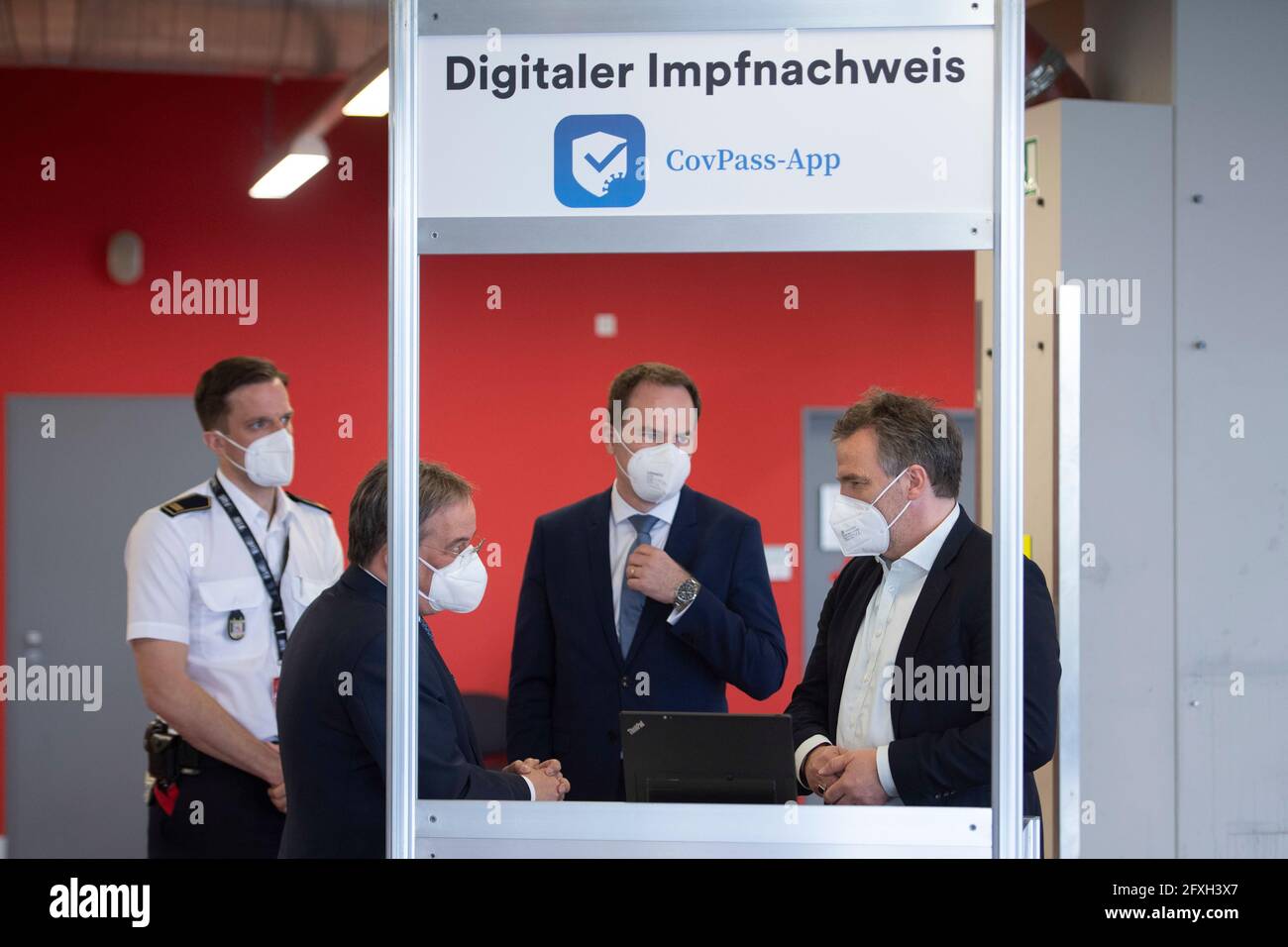Spiegazione del pass di vaccinazione digitale, da sinistra a destra Thomas TREMMEL, capo del centro di vaccinazione, Armin LASCHET, CDU, primo ministro della Renania settentrionale-Vestfalia Stephan KELLER, Signore sindaco della città di Duesseldorf, Stefan NOLLER, CXEO della società Ubrich, Il primo ministro Armin Laschet, che ha sviluppato un certificato di vaccinazione digitale, visita il centro di vaccinazione di Duesseldorf, il 26 maggio 2021. Â Foto Stock