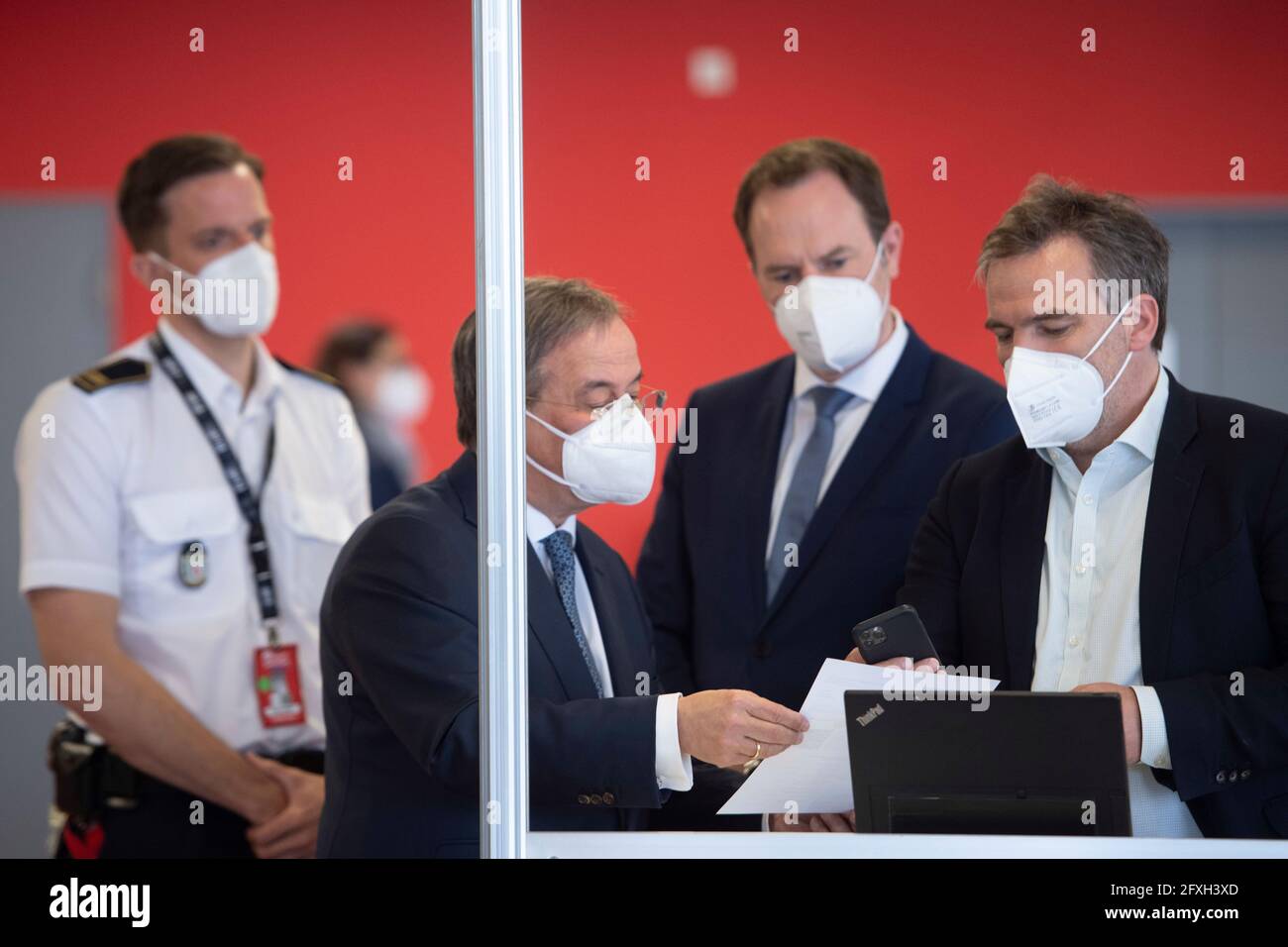 Spiegazione del pass di vaccinazione digitale, da sinistra a destra Thomas TREMMEL, capo del centro di vaccinazione, Armin LASCHET, CDU, primo ministro della Renania settentrionale-Vestfalia Stephan KELLER, Signore sindaco della città di Duesseldorf, Stefan NOLLER, CXEO della società Ubrich, Il primo ministro Armin Laschet, che ha sviluppato un certificato di vaccinazione digitale, visita il centro di vaccinazione di Duesseldorf, il 26 maggio 2021. Foto Stock