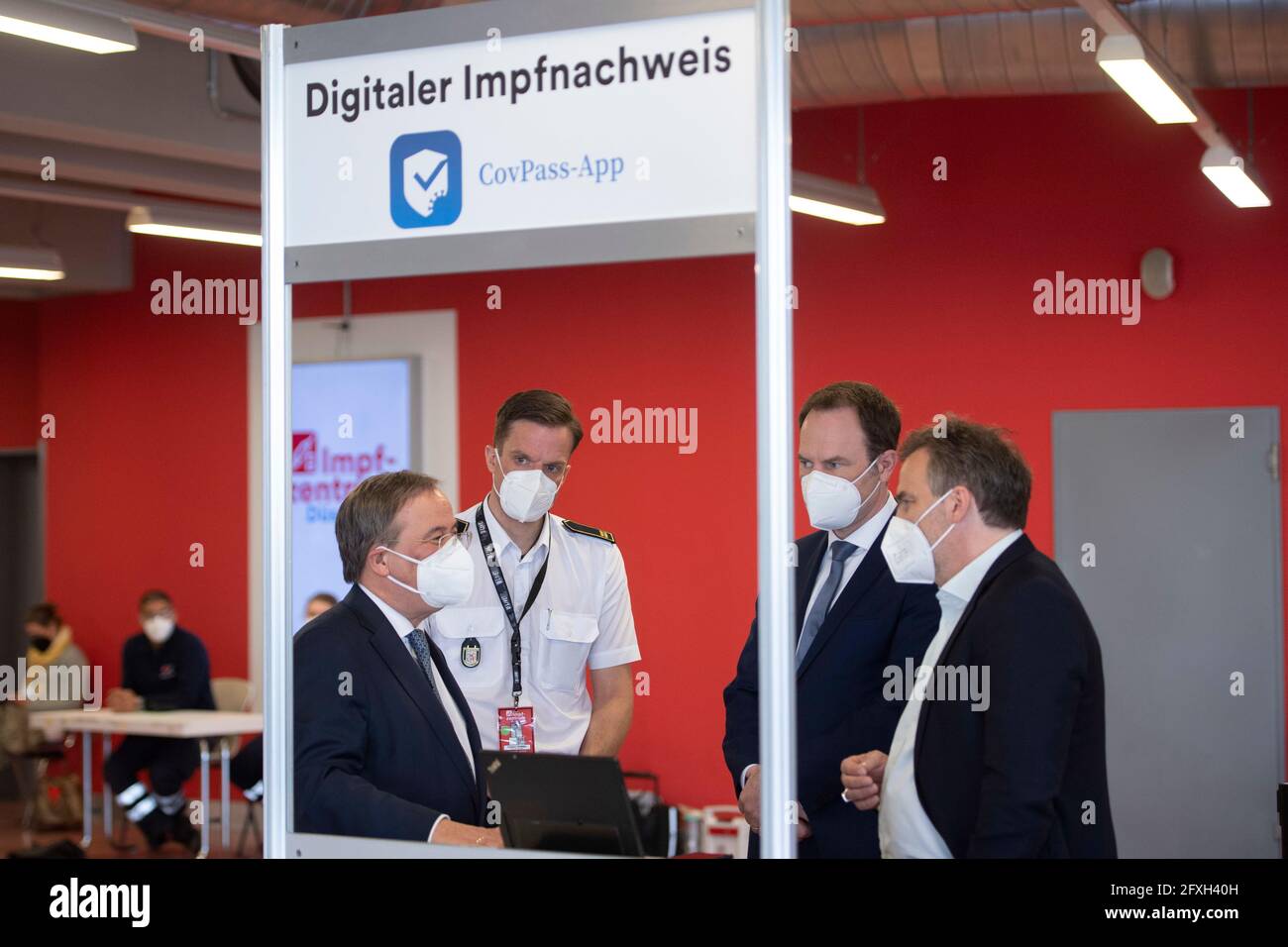 Spiegazione del pass di vaccinazione digitale, da sinistra a destra Thomas TREMMEL, capo del centro di vaccinazione, Armin LASCHET, CDU, primo ministro della Renania settentrionale-Vestfalia Stephan KELLER, Signore sindaco della città di Duesseldorf, Stefan NOLLER, CXEO della società Ubrich, Il primo ministro Armin Laschet, che ha sviluppato un certificato di vaccinazione digitale, visita il centro di vaccinazione di Duesseldorf, il 26 maggio 2021. Foto Stock
