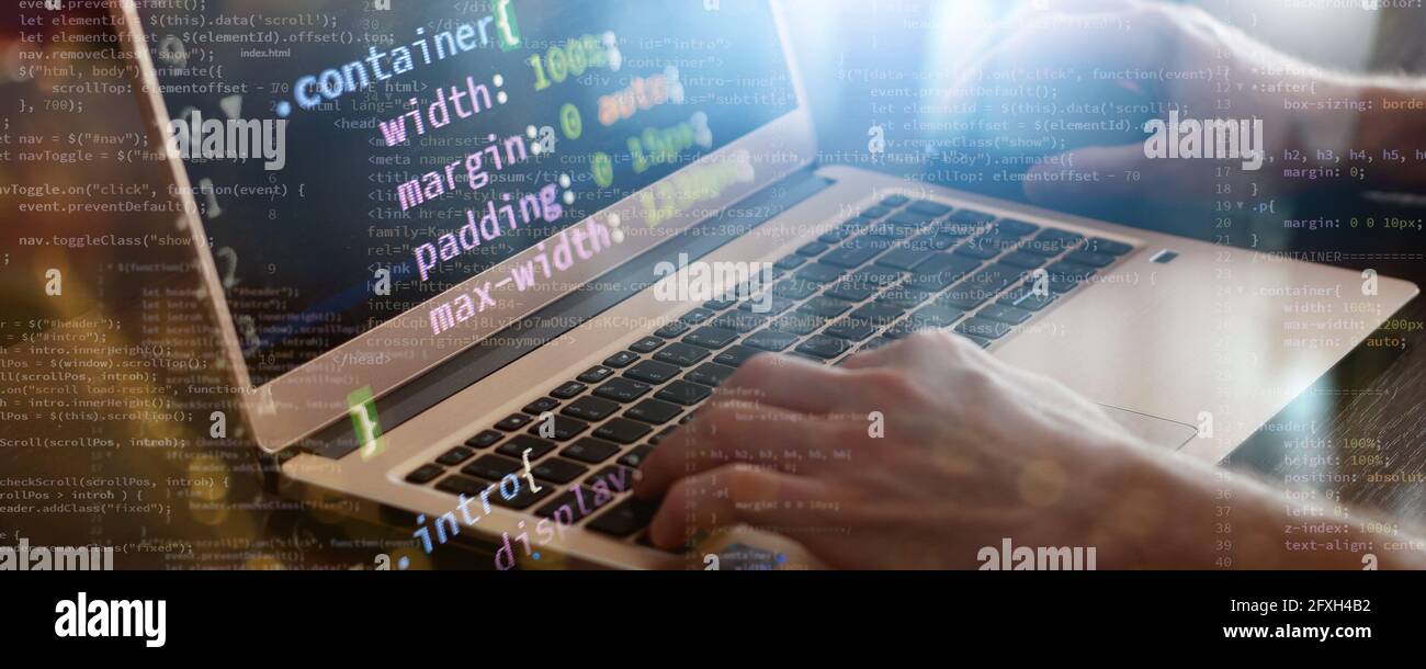 programmazione di codice web scrittura su laptop. internet tecnologie concetto business front-end sviluppo banner. mixed media Foto Stock