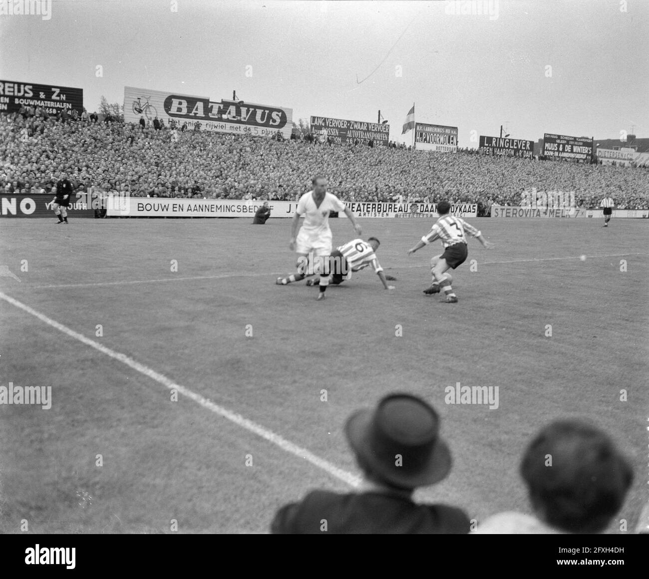 Soccer Sparta contro Blackpool con Stanley Matthews, 15 agosto 1957, sport, calcio, I Paesi Bassi, foto agenzia stampa del XX secolo, notizie da ricordare, documentario, fotografia storica 1945-1990, storie visive, Storia umana del XX secolo, che cattura momenti nel tempo Foto Stock