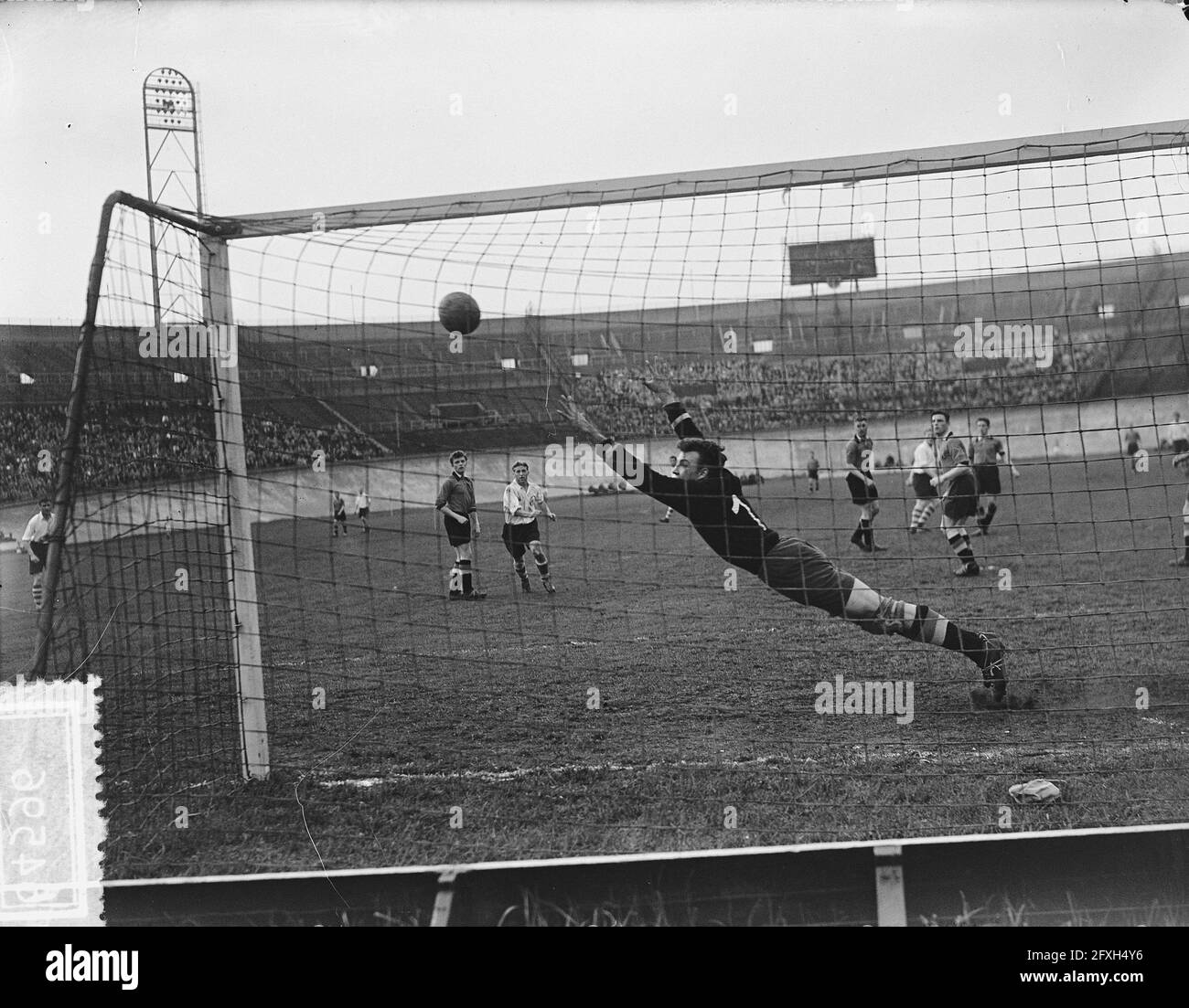 Swallows di calcio contro i diavoli rossi, obiettivo, 12 maggio 1954, gol, sport, Calcio, Paesi Bassi, foto agenzia stampa del XX secolo, notizie da ricordare, documentario, fotografia storica 1945-1990, storie visive, Storia umana del XX secolo, che cattura momenti nel tempo Foto Stock