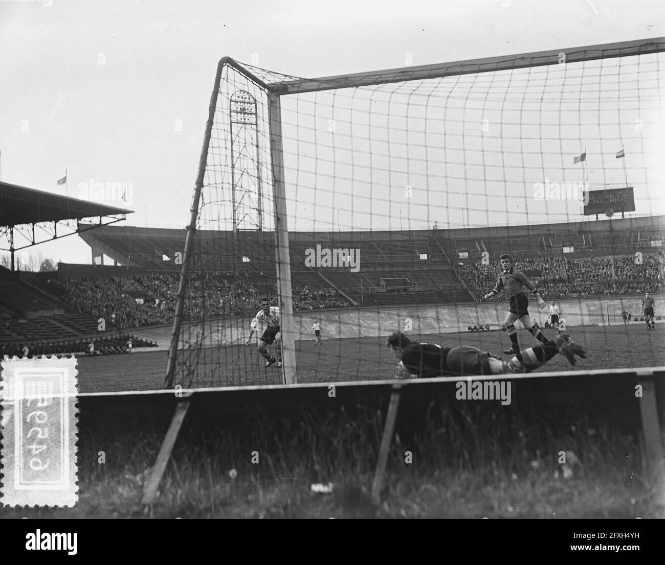 Soccer Swallows Against Red Devils, game moment, 12 maggio 1954, sport, Calcio, Paesi Bassi, foto agenzia stampa del XX secolo, notizie da ricordare, documentario, fotografia storica 1945-1990, storie visive, Storia umana del XX secolo, che cattura momenti nel tempo Foto Stock
