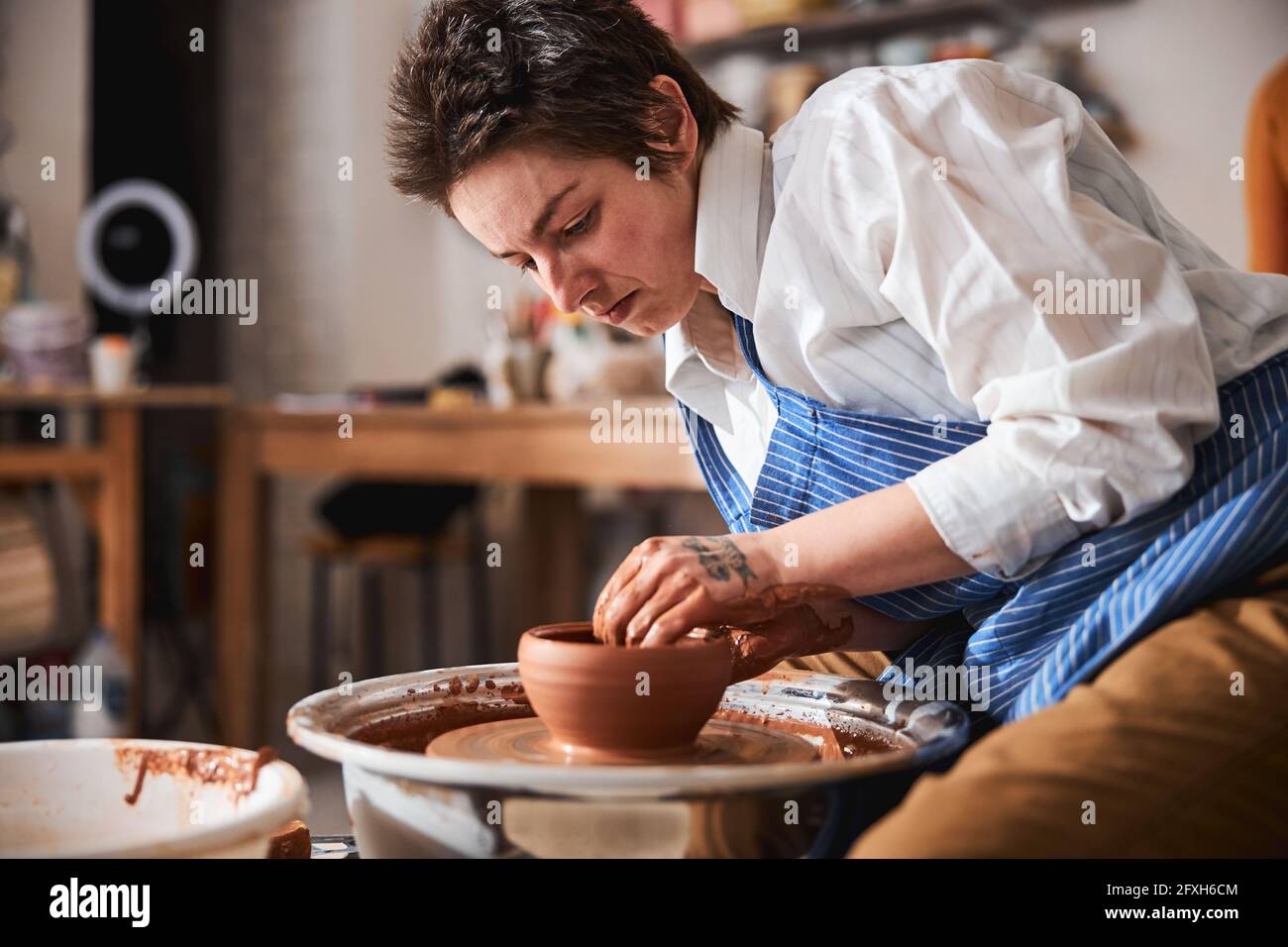 Ritratto di vasaio che fa ceramica per la vendita Foto Stock