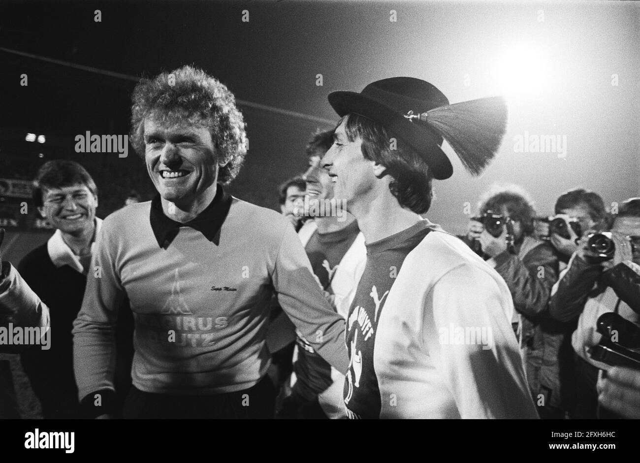 Incontro di addio Johan Cruijff, Ajax contro Bayern Monaco 0-8; Sepp Maier  con Cruijff, che ha il cappello bavarese il 7 novembre 1978, addio, sport,  Calcio, Paesi Bassi, foto agenzia stampa del