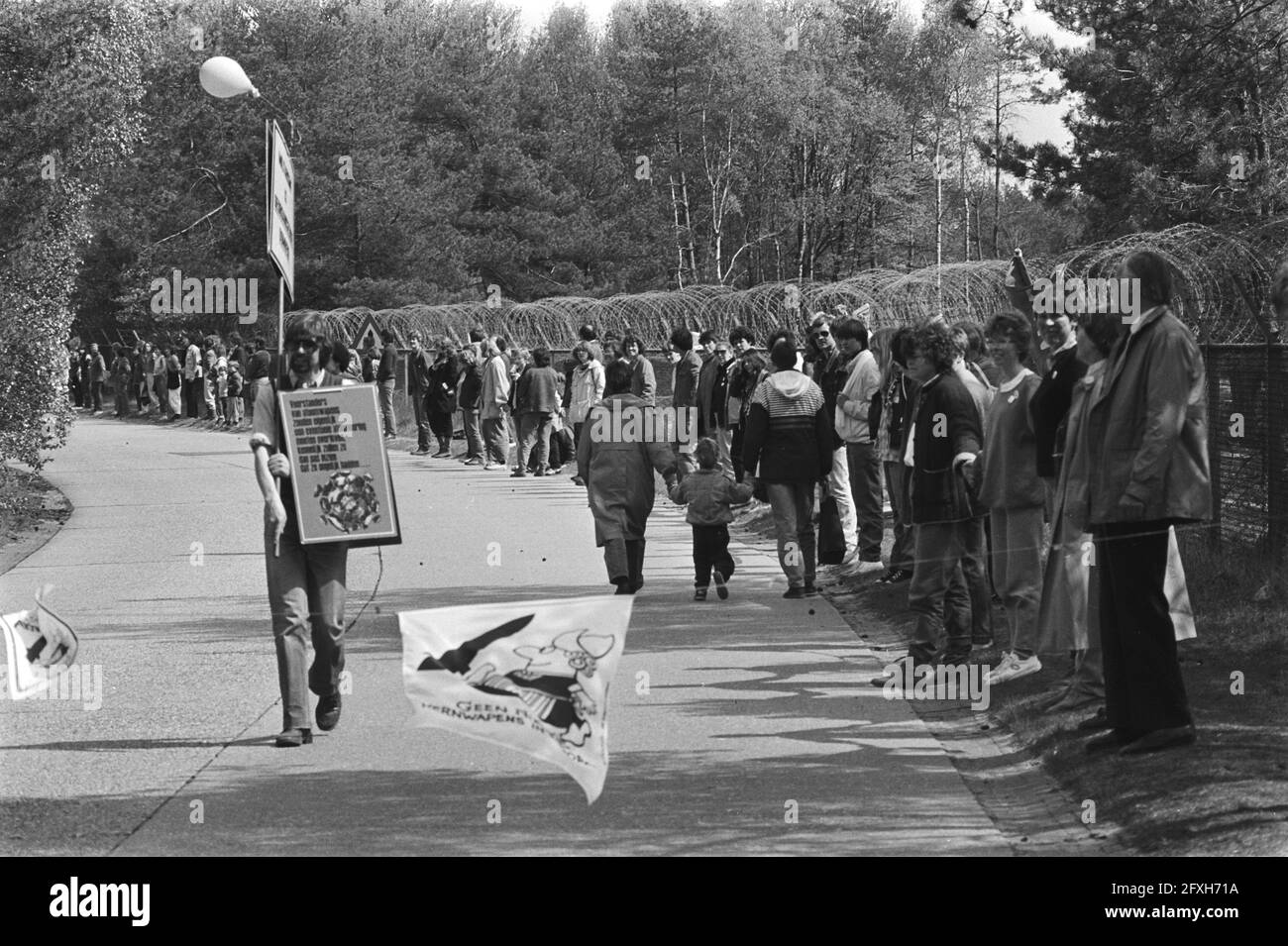 Chiusura settimana di azione contro i missili da crociera a Soesterberg con tentativo di circondare la base aerea; dimostranti lungo le porte di, 12 maggio 1984, CRUISRAKETTEN, dimostranti, I Paesi Bassi, foto agenzia stampa del XX secolo, notizie da ricordare, documentario, fotografia storica 1945-1990, storie visive, Storia umana del XX secolo, che cattura momenti nel tempo Foto Stock