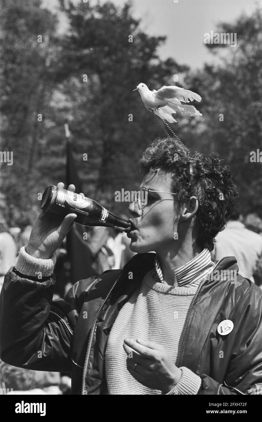 Chiusura settimana di azione contro missili da crociera a Soesterberg con tentativo di accerchiamento della base aerea; protetore con colomba di pace il 12 maggio 1984, CRUISRAKETTS, aerei, I Paesi Bassi, foto agenzia stampa del XX secolo, notizie da ricordare, documentario, fotografia storica 1945-1990, storie visive, Storia umana del XX secolo, che cattura momenti nel tempo Foto Stock