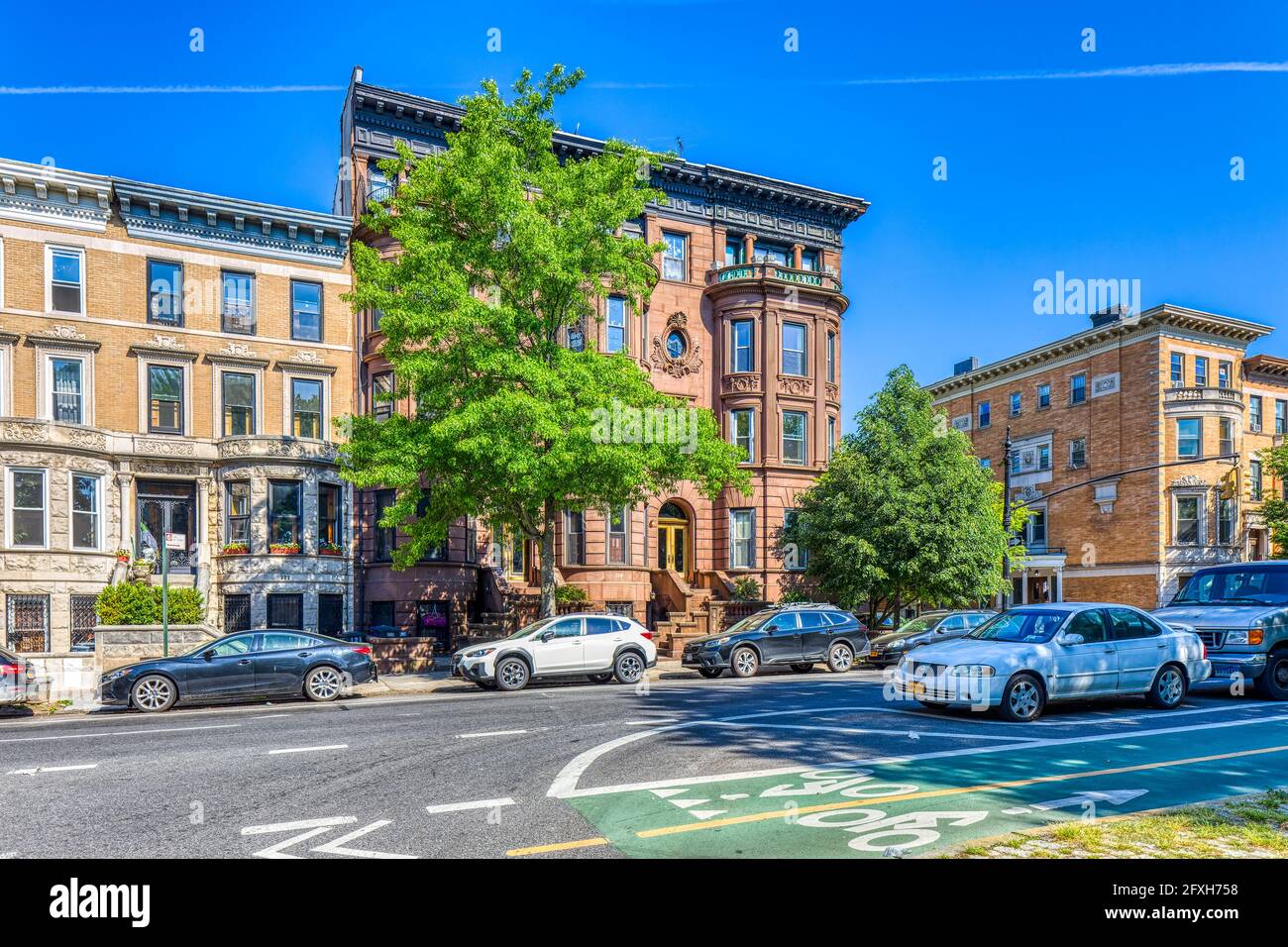 Brownstones 120, 119, e 118 (entrata sulla 7th Street) Prospect Park West, costruito nel 1899 come case a fila singola. Foto Stock