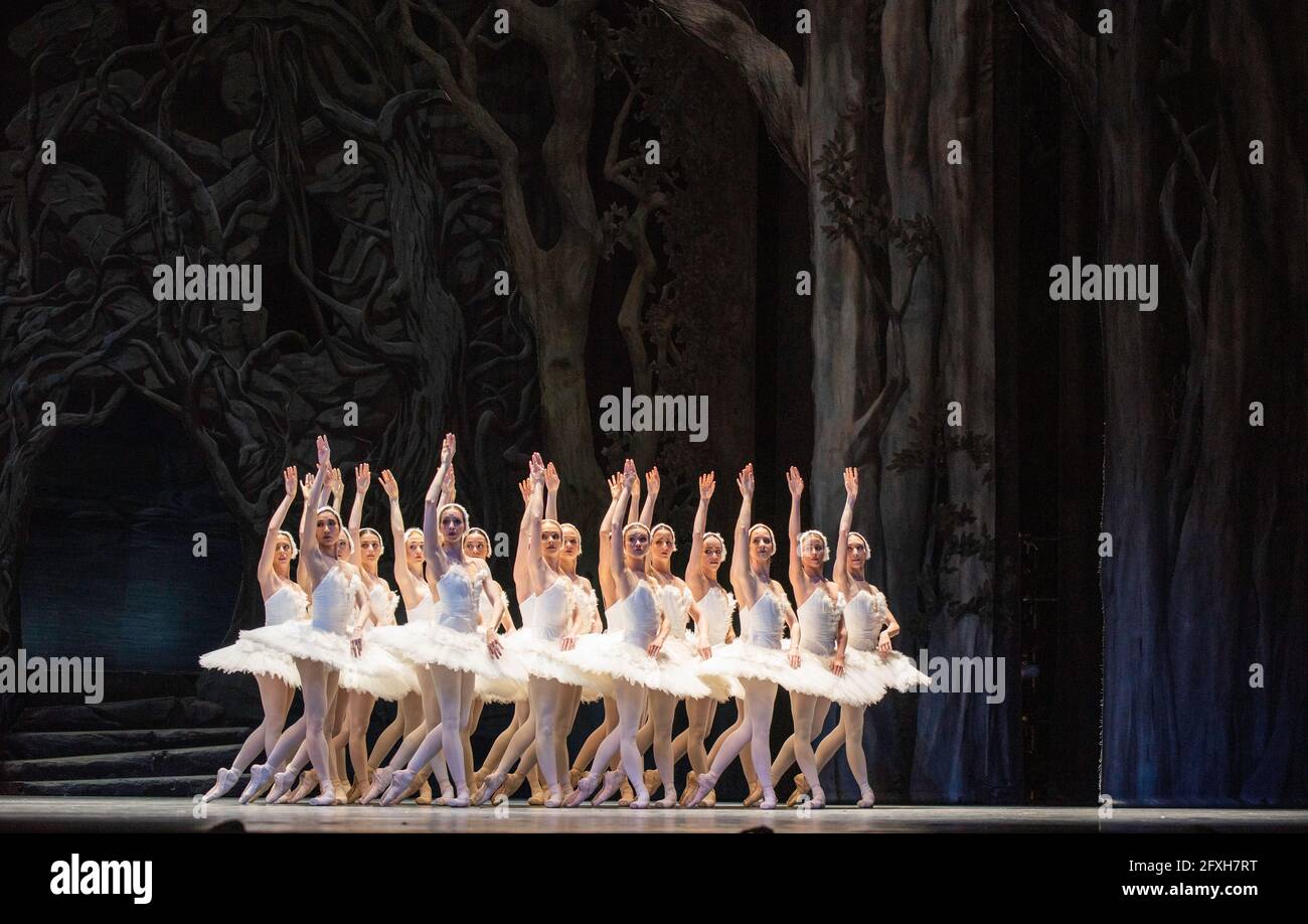 El lago de los cisnes’ en la emotiva versión de Cranko, servida por un Ballet Nacional Checo con posibles Foto Stock