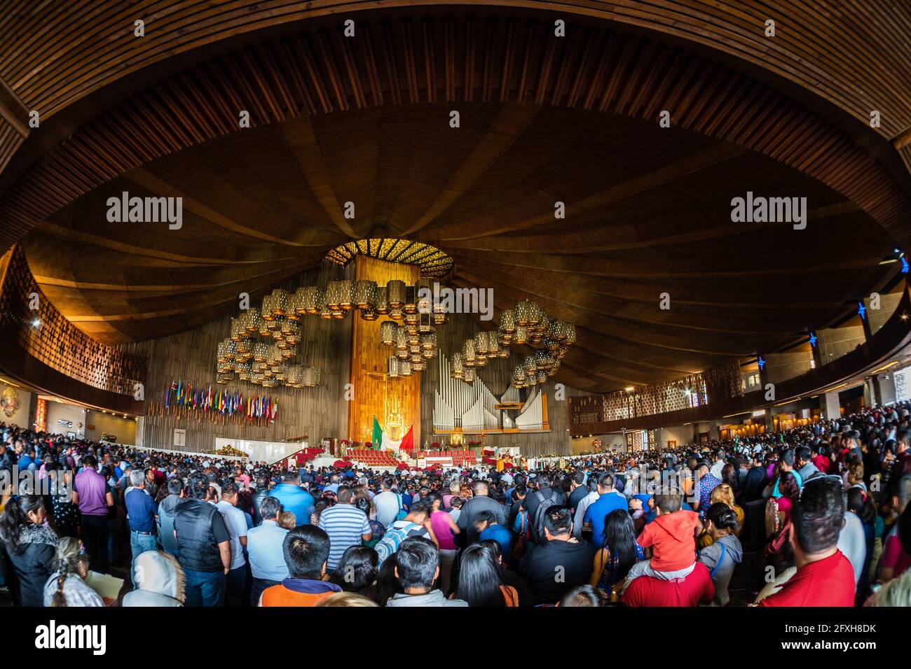La gente si riunisce durante la messa all'interno della famosa Basilica di nostra Signora di Guadalupe a Città del Messico, Messico. Foto Stock