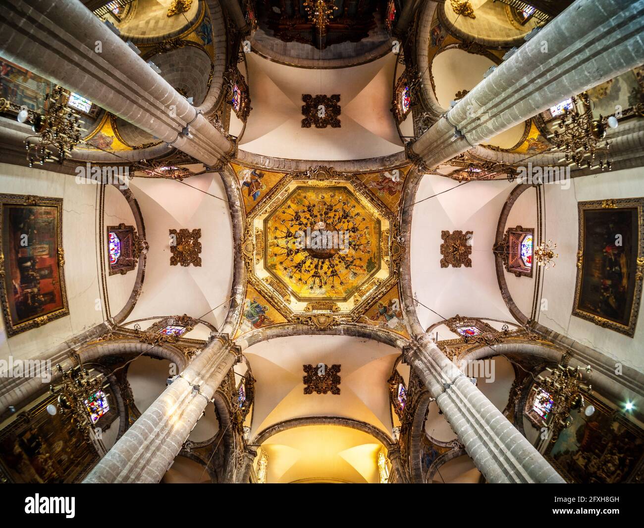 Soffitti ornati di pietra miliare storica Basilica di nostra Signora di Guadalupe a Città del Messico, Messico. Foto Stock