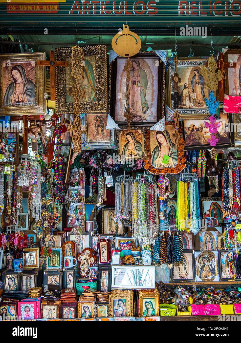 Negozio di souvenir che vende articoli religiosi fuori dalla famosa Basilica di nostra Signora di Guadalupe a Città del Messico, Messico. Foto Stock