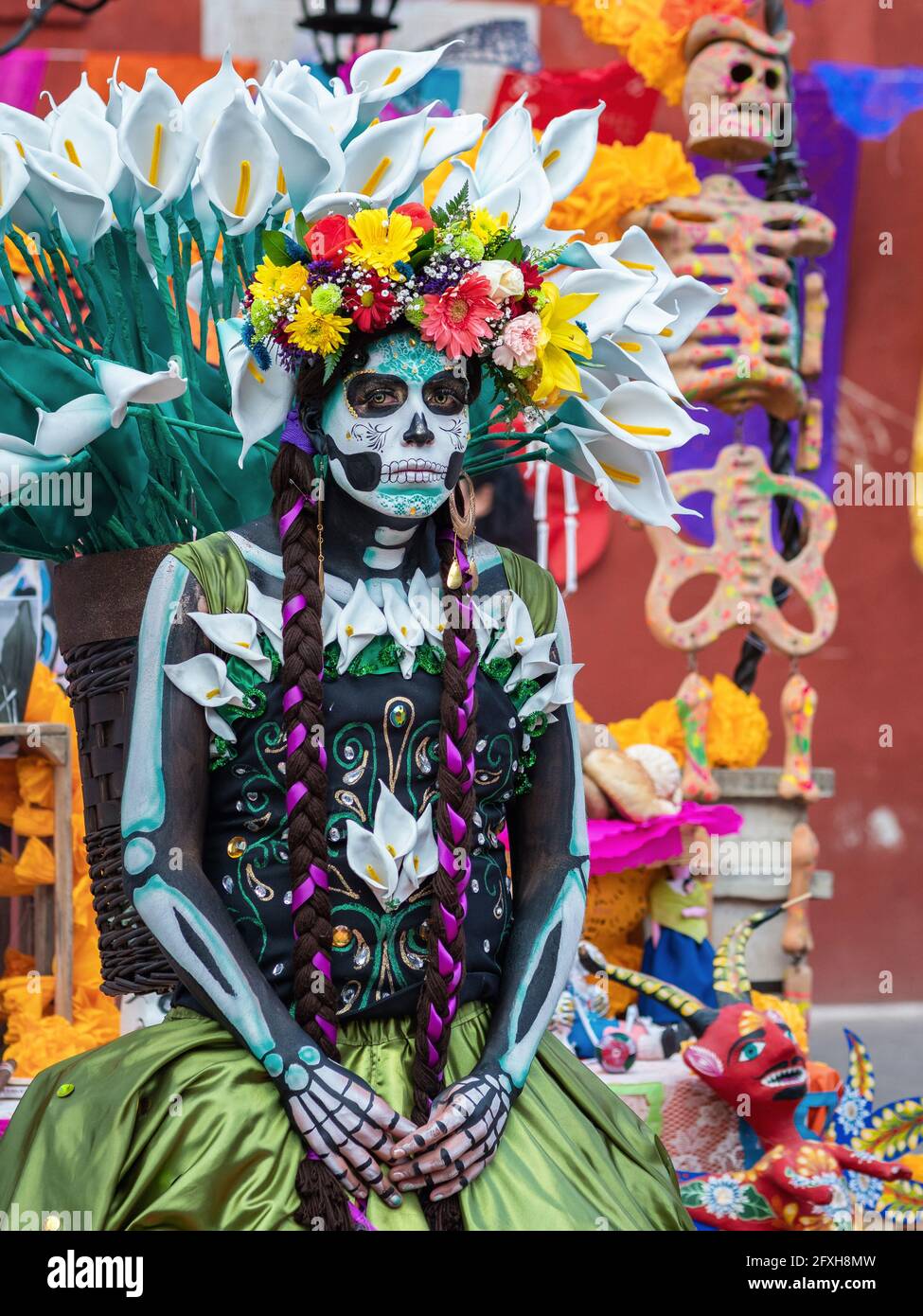 Ritratto di una donna che indossa bei costumi Day of the Dead e trucco cranio per le strade di Guanajuato City, Messico. Foto Stock