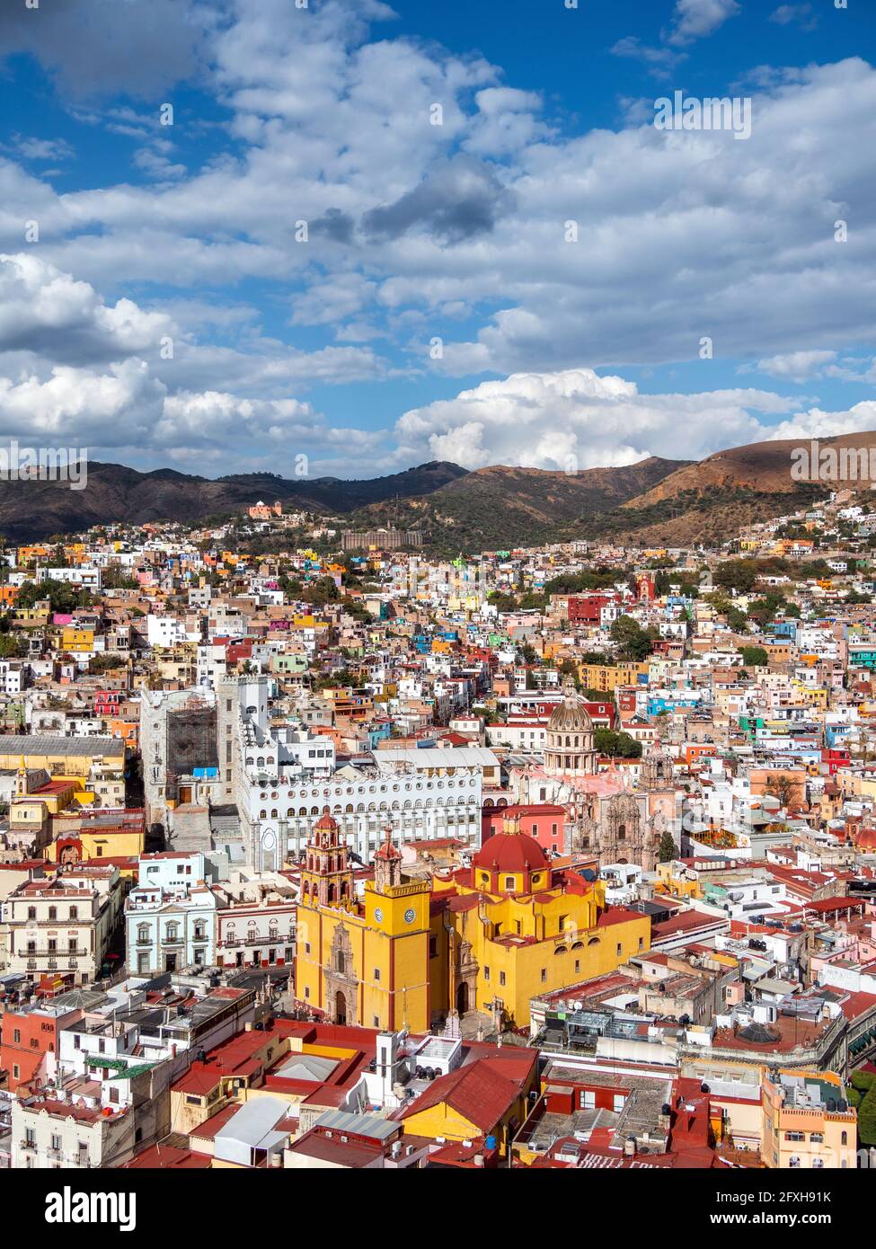 Guanajuato City, Messico, vista aerea diurna del paesaggio urbano, inclusa la storica Basilica di nostra Signora di Guanajuato. Foto Stock
