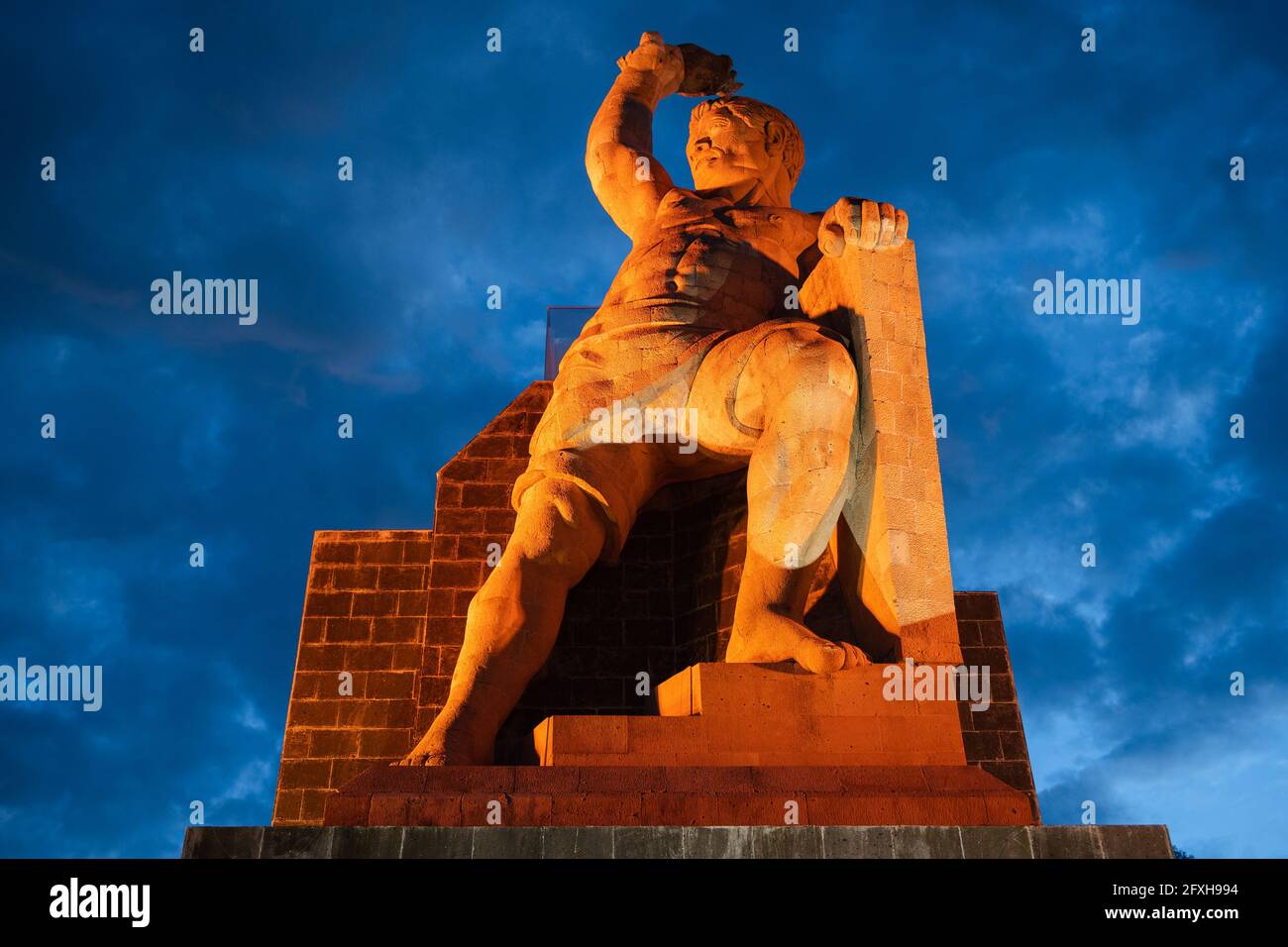 Statua di El Pipila di notte a Guanajuato, Messico. Pipila era un eroe locale che giocava un ruolo importante nella liberazione di Guanajuato dal dominio spagnolo. Foto Stock