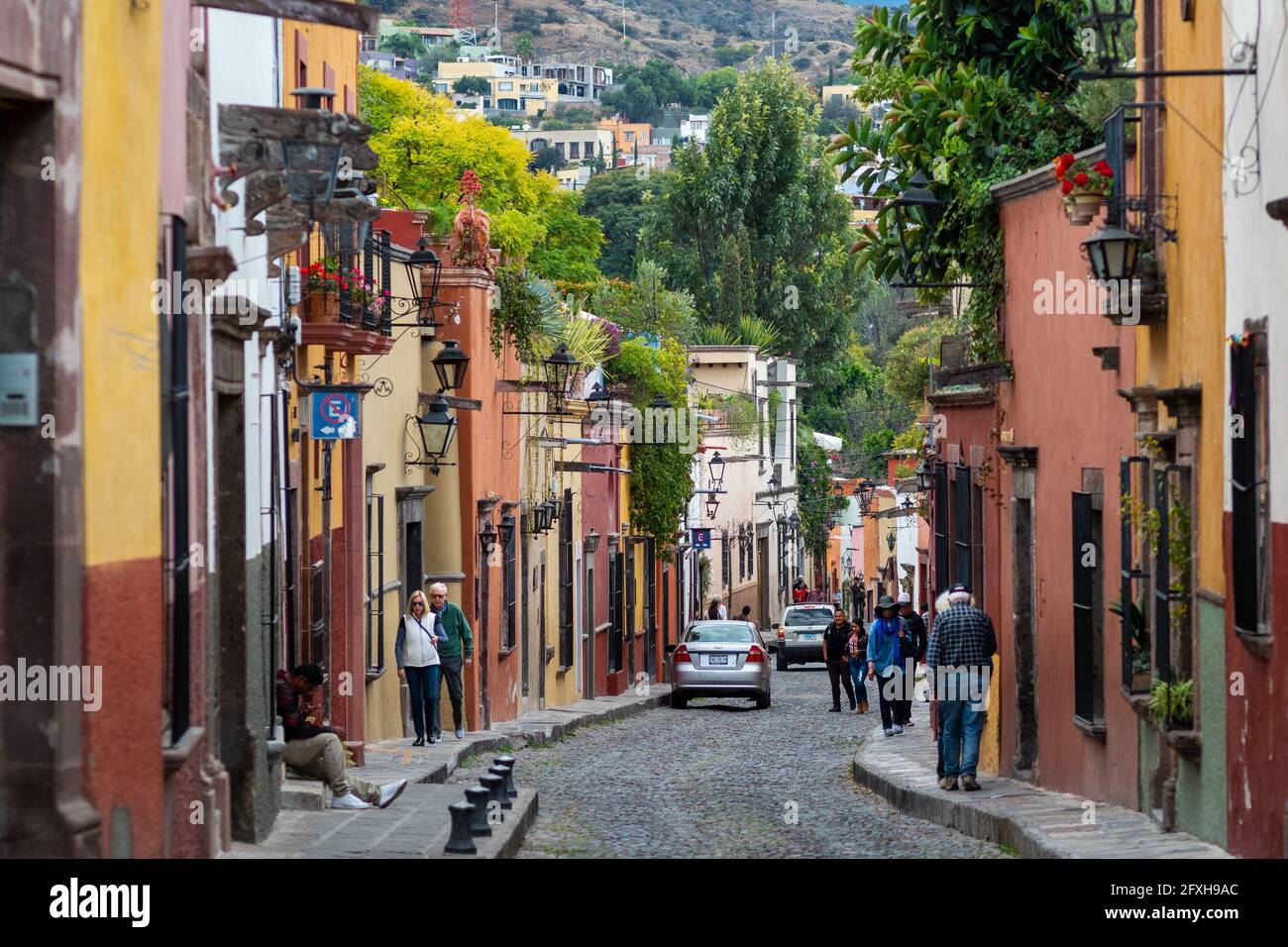 Vista sulla strada della città storica di San Miguel de Allende a Guanajuato, Messico. Foto Stock