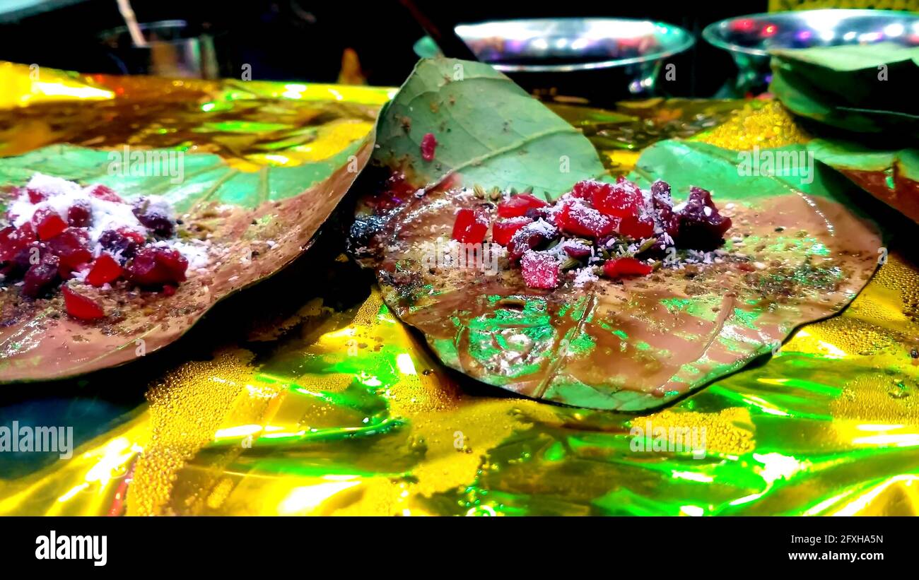 Banarasi pan, betel dado guarnita con tutti banarasi indiano ingredienti per la vendita Foto Stock