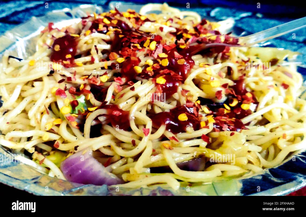Deliziosi noodles indiani Chowmin Foto Stock