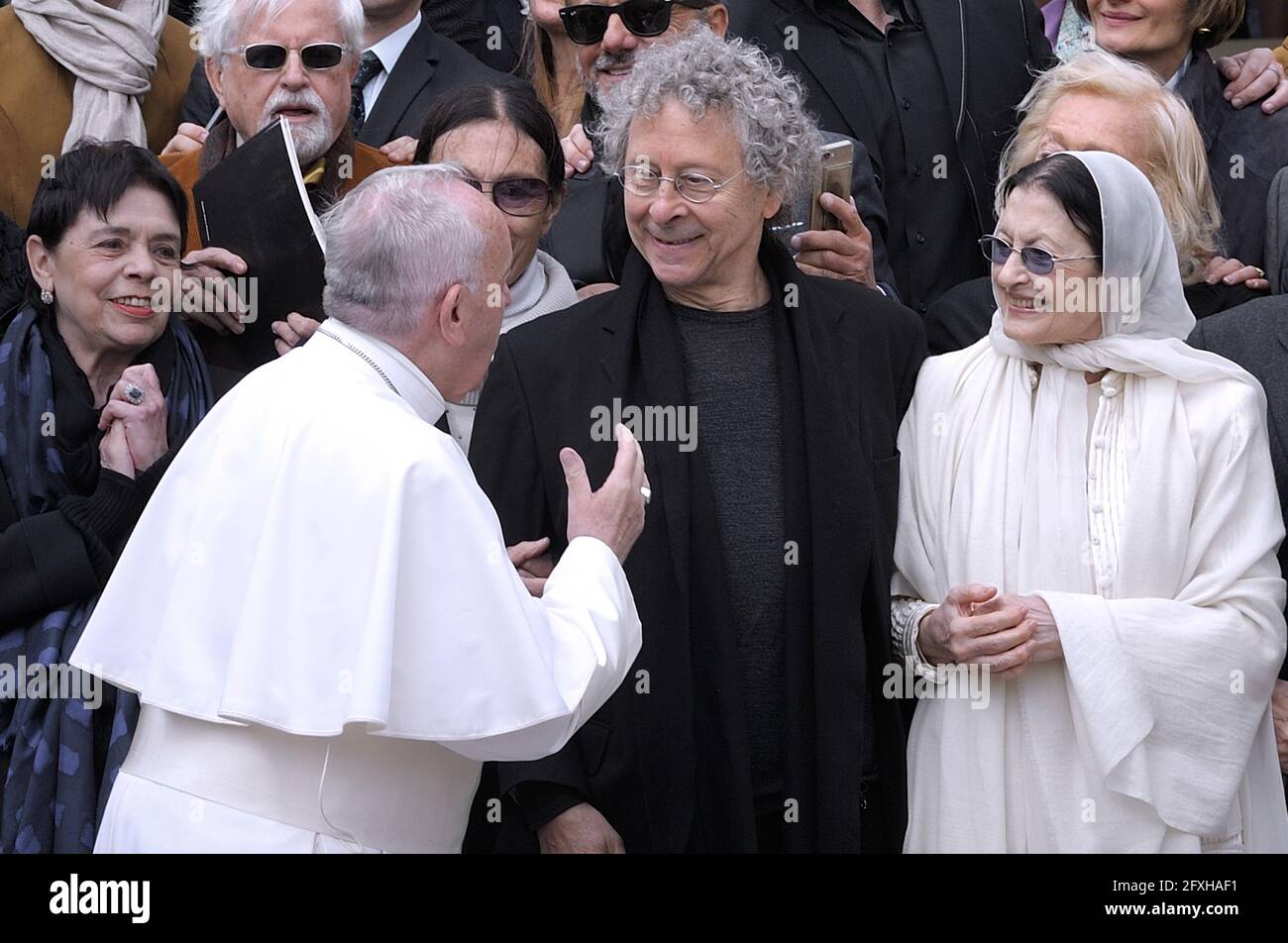 Città del Vaticano, Vatikanstadt. 27 maggio 2021, oggi 27 maggio 2021 muore la grande ballerina italiana Carla Fracci. Aveva 84 anni. Mella foto di 2017 Carla fracci incontra Papa FRANCESCO/dpa/Alamy Live News Foto Stock