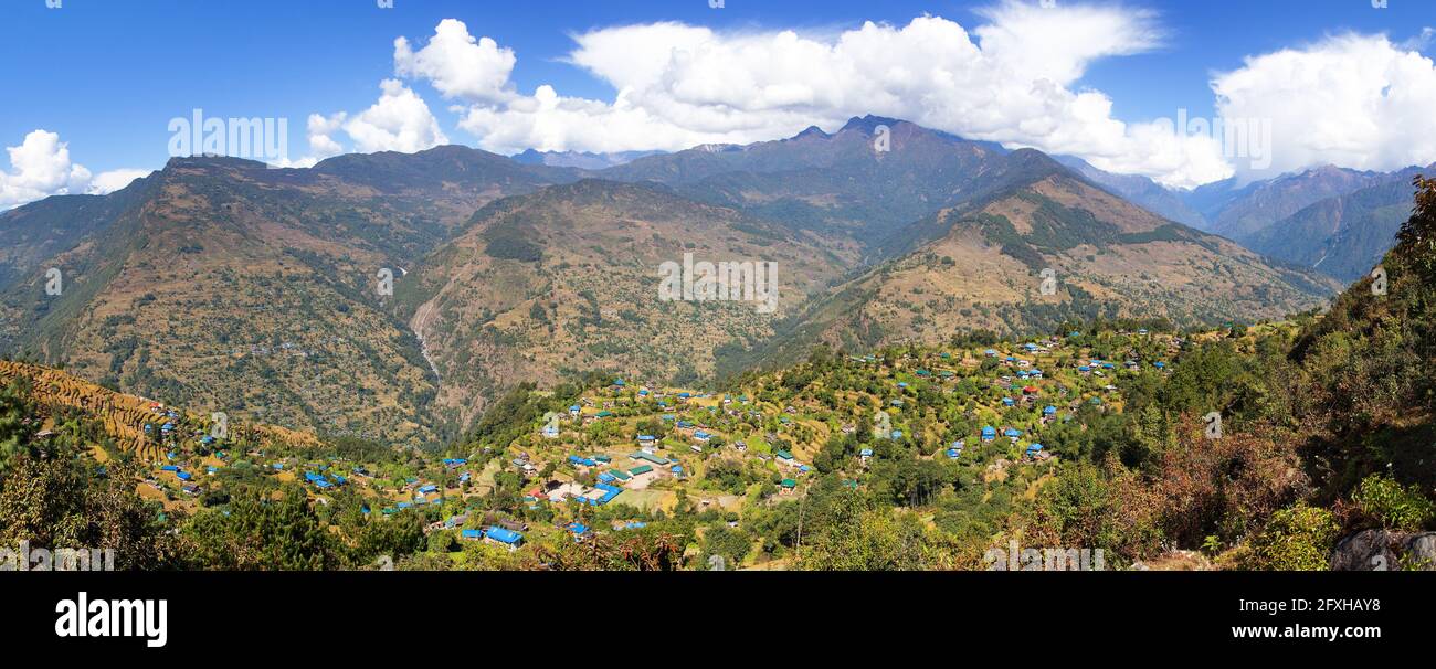 Gudel e Bung villaggi, Nepal himalaya nella parte inferiore della zona di Solukhumbu, vista panoramica Foto Stock