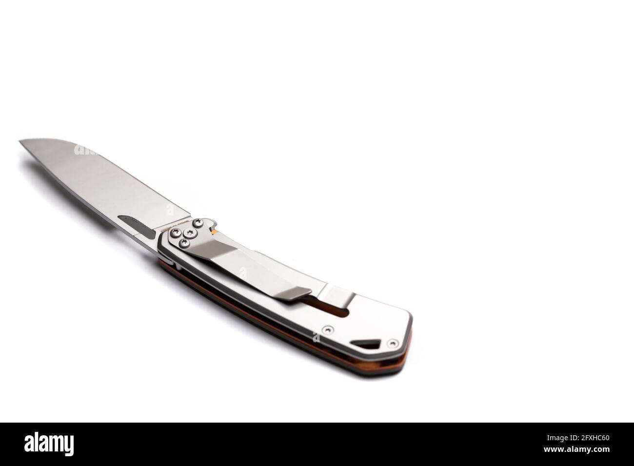 Un piccolo coltello di caccia pieghevole isolato su sfondo bianco. Foto  scattata sotto la luce artificiale morbida Foto stock - Alamy