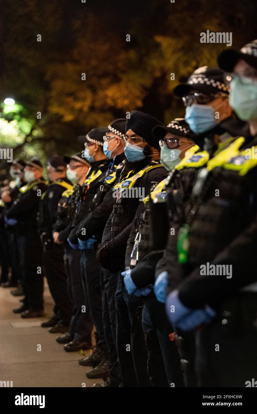 Melbourne, Australia 27 maggio 2021, una linea di polizia davanti al parlamento dello stato durante un raduno di manifestanti anti anti-lockdown al di fuori della Flinders Street Station di Melbourne, dove i manifestanti vi esprimono opinioni sul blocco di 7 giorni che dovrebbe iniziare a mezzanotte questa sera. Foto Stock