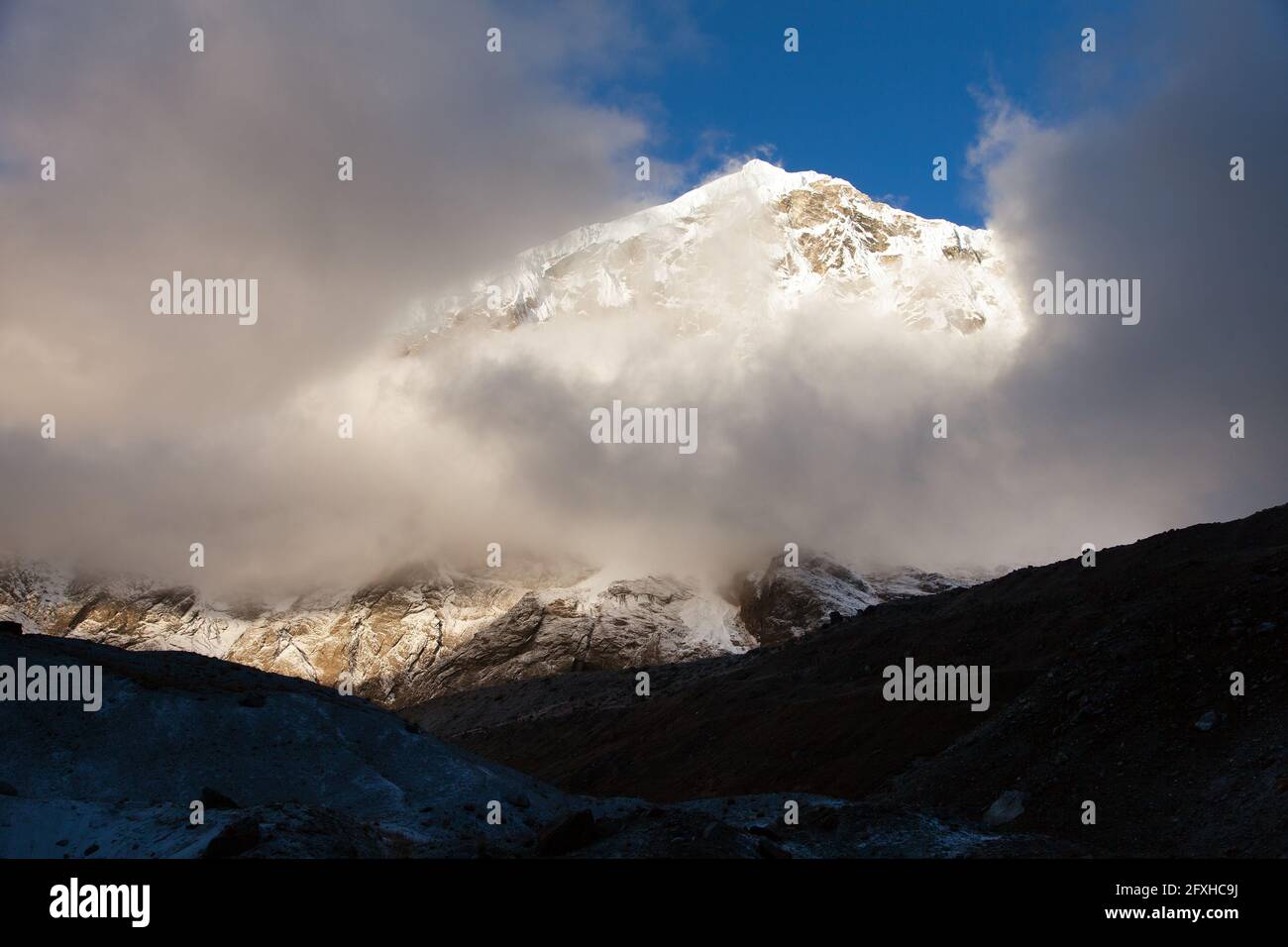 Monte Makalu con le nuvole, Nepal Himalaya montagne, Barun valle, vista serale Foto Stock