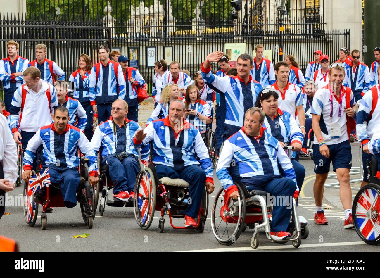 La squadra GB Olympians e Paralympians lascia Buckingham Palace dopo la sfilata della vittoria. Olimpiadi di Londra 2012. Sport su sedia a rotelle Foto Stock